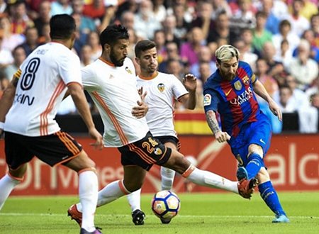 Lionel Messi mở tỷ số với pha dứt điểm đẳng cấp. (Ảnh: Mundo Deportivo)