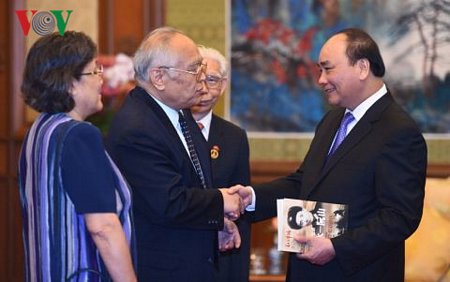 Tác giả Trần Hàn Phong tặng sách cho Thủ tướng Nguyễn Xuân Phúc nhân dịp Thủ tướng sang thăm Trung Quốc.