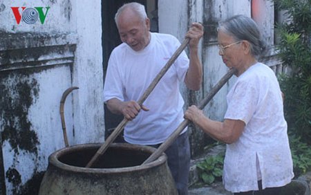 Cơ sở sản xuất nước mắm của cụ Vũ Thị Dược, thôn Thái Hoà - Quan Lạn nổi tiếng thơm ngon được nhiều du khách biết đến.