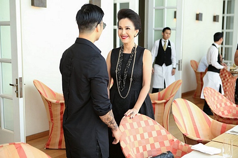 Dù bận rộn nhưng diễn viên Diễm My cũng đã dành thời gian đến chúc mừng Thiên Nguyễn. Nữ hoàng ảnh lịch diện bộ váy đen nằm trong BST sắp ra mắt của NTK Đỗ Mạnh Cường với tên gọi 