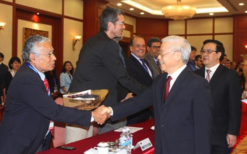Tổng Bí thư Nguyễn Phú Trọng bắt tay thân mật các Trưởng đoàn đại biểu.