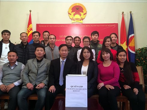 Nhân viên Đại sứ quán cùng các doanh nghiệp và cộng đồng người Việt Nam tại Mông Cổ tham gia quyên góp, ủng hộ đồng bào miền Trung