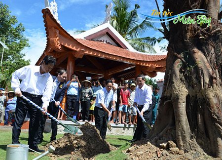 Nguyên Thủ tướng Nguyễn Tấn Dũng, cùng các đại biểu trồng cây lưu niệm tại đình Nguyễn Trung Trực ở Phú Quốc.