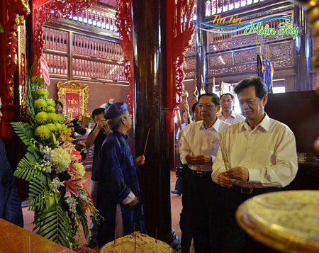 Nguyên Thủ tướng Nguyễn Tấn Dũng dâng hương tưởng niệm Anh hùng dân tộc Nguyễn Trung Trực.