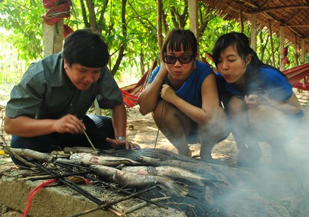 Trải nghiệm tát mương bắt cá và tự nướng cá ở cù lao An Bình (Vĩnh Long).