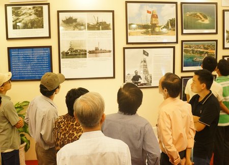  Cả nước đã có 72 cuộc triển lãm tại 50 tỉnh, thành phố, 10 điểm đảo, huyện đảo và 12 đơn vị lực lượng vũ trang. (Trong ảnh: Triển lãm tại TP Hồ Chí Minh)