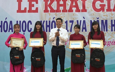 Ông Cao Hồng Sơn- Giám đốc Sacombank chi nhánh Vĩnh Long trao học bổng cho sinh viên ĐH Cửu Long.