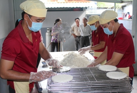 Cơm nấu chín được tạo thành bánh trước khi đưa vào lò sấy.