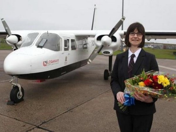Vị hành khách may mắn Anne Rendall đã vinh dự được nhận hoa chúc mừng. (Nguồn: PA)