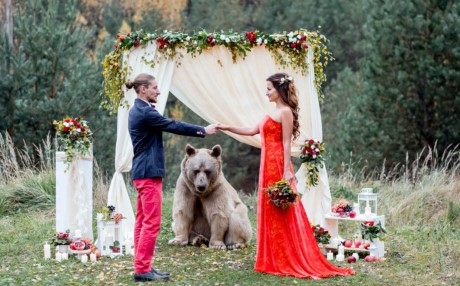 Denis-Nely đã mời chú gấu Stepan tới làm chủ trì đám cưới. (Nguồn: Caters News Agency)