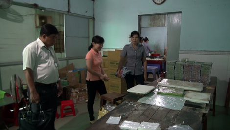 Đoàn thanh, kiểm tra liên ngành tỉnh kiểm tra cơ sở sản xuất kẹo trên đường Mậu Thân, phường 3, TP Vĩnh Long.