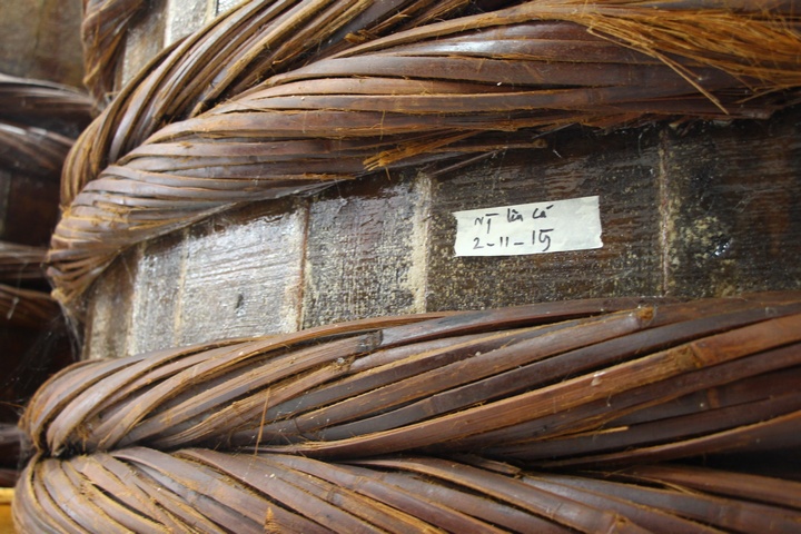 Cá cơm từ biển đem về sẽ được ủ chượp trong thùng gỗ với sức chứa từ 14 tấn cá và được ghi rõ ngày ủ.