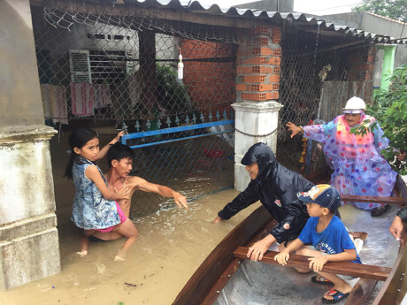 Nhiều ngôi nhà ở thành phố Quy Nhơn bị ngập sâu nên người dân phải di dời đến nơi cao ráo.
