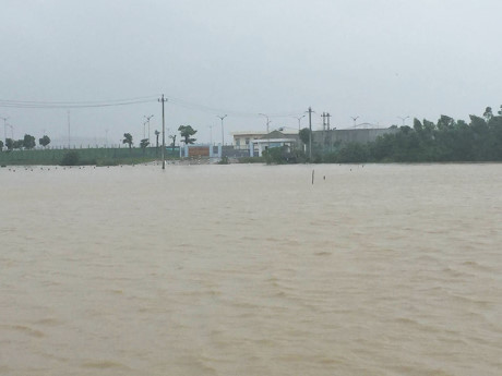 Nước ngập chia cắt khu vực 1, khu vực 2 phường Trần Quang Diệu, thành phố Quy Nhơn.