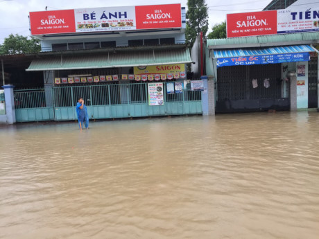 Đường Trần Quang Diệu, thành phố Quy Nhơn nước lũ tràn vào nhà dân.