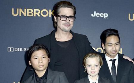 Pax Thiên (ngoài cùng, trái) đi cùng Brad Pitt tới một sự kiện. Ảnh: Inquisitr