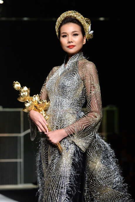 Qua bộ trang phục, PNJ muốn truyền tải thông điệp trân trong và tự hào về những tinh hoa, văn hóa Việt Nam, trở thành tặng vật quý giá để người phụ nữ Việt tỏa sáng vẻ đẹp kiêu hãnh của riêng mình. 