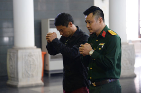 Cùng đến viếng, NSƯT Công Lý và NSND Tự Long bày tỏ thương tiếc trước sự ra đi của NSƯT Phạm Bằng.