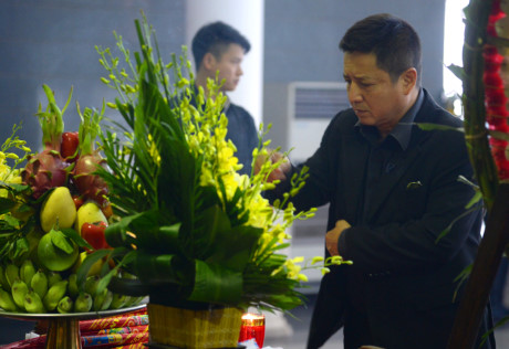 NSƯT Chí Trung thắp hương trước linh cữu của NSƯT Phạm Bằng.