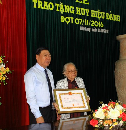  Bí thư Tỉnh ủy Vĩnh Long Trần Văn Rón trao tặng huy hiệu cho các đồng chí cao niên tuổi Đảng.