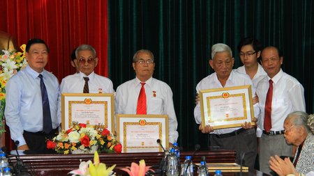 Bí thư Tỉnh ủy- Trần Văn Rón, Phó Bí thư Thường trực Tỉnh ủy- Trương Văn Sáu trao tặng huy hiệu cho các đồng chí cao niên tuổi Đảng.