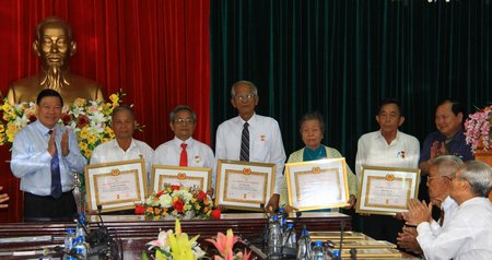 Bí thư Tỉnh ủy- Trần Văn Rón, Chủ tịch UBND tỉnh- Nguyễn Văn Quang trao tặng huy hiệu cho các đồng chí cao niên tuổi Đảng.