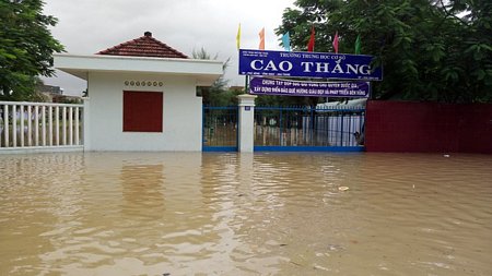 Trường học ở TP Nha Trang bị nước lũ cô lập, học sinh phải nghỉ học