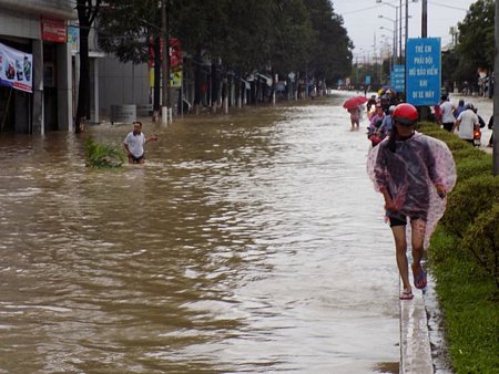 Tuyến đường Nha Trang -Diên Khánh bị ngập hơn nửa mét, giao thông ách tắc
