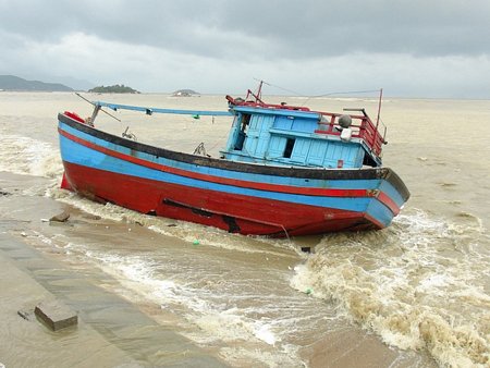 Tàu cá ở TP Nha Trang bị sóng lớn đánh vỡ đáy, hư hỏng nặng do mưa lũ.