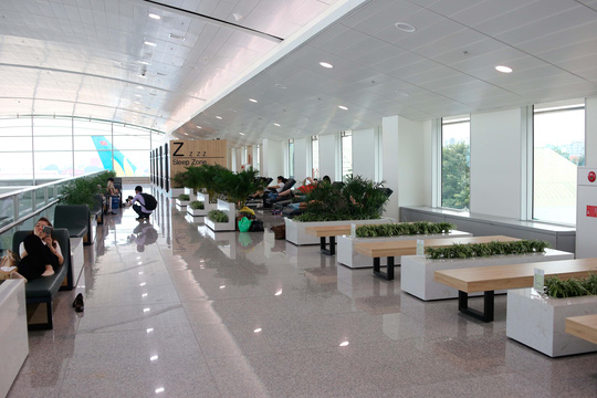 Khu nhà ga quốc tế sân bay Tân Sơn Nhất vừa mở rộng thêm nhiều tiện ích cho hành khách khi quá cảnh tại đây, trong đó gồm có khu vui chơi trẻ em, ghế ngủ miễn phí và phòng ngủ mini dành cho hành khách.