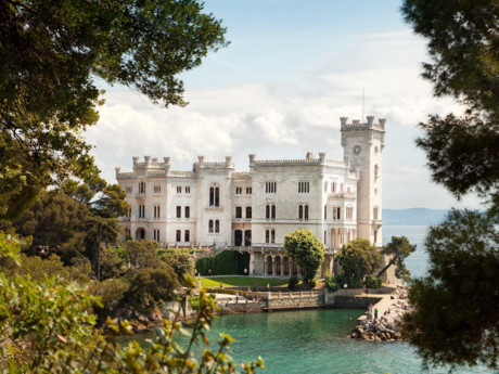 Lâu đài Miramare của Italy nằm trên vịnh Trieste được kết hợp từ phong cách Gothic, kiến trúc Trung cổ và kiến trúc thời kỳ Phục hưng.