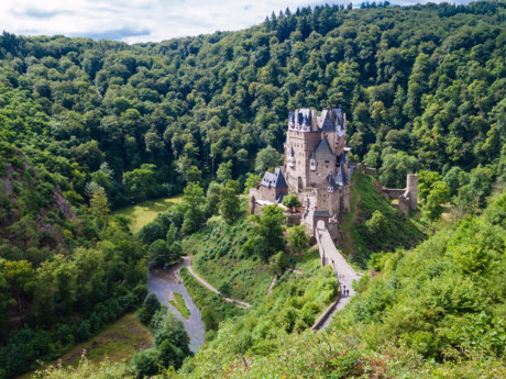 Lâu đài Eltz được bao quanh bởi khu rừng đẹp như tranh vẽ tại nước Đức.