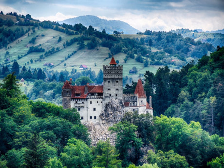 Lâu đài Bran nằm trên đỉnh đồi Transylvania, Romania. Nó là nguồn cảm hứng để xây dựng lên lâu đài của Bá tước Dracula.