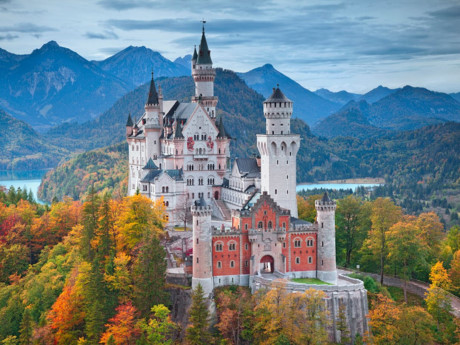 Lâu đài Neuschwanstein, Đức được xây dựng vào thế kỷ 19 với mục đích làm nơi tu luyện cho vua Ludwig II. 