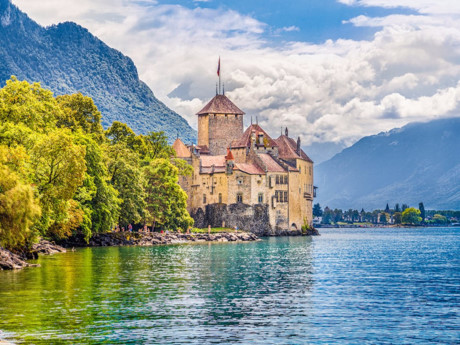 Lâu đài Chillon ở Thụy Sĩ nằm trên bờ hồ Geneva. Nó là niềm cảm hứng để xây dựng lâu đài cho phim hoạt hình 