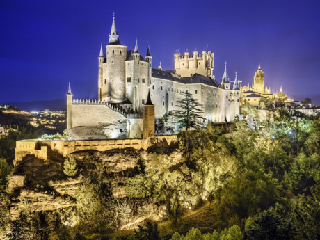 Lâu đài Segovia, Tây Ban Nha ban đầu là một pháo đài, sau đó biến thành cung điện hoàng gia, sau đó một nhà tù tiểu bang, và sau đó một trường đại học hoàng gia của pháo binh. Nó bây giờ là một bảo tàng, và một trong những di tích nổi tiếng nhất của Tây Ban Nha.