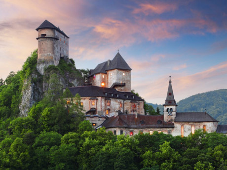 Lâu đài Orava, Slovakia được xây dựng vào năm 1200. Đến năm 1800, lâu đài bị cháy rụi và phải xây dựng lại.