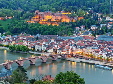 Lâu đài Heidelberg, Đức được sử dụng làm nơi ở trong hơn 400 năm, cho đến khi bị sét đánh vào cuối năm 1700. Lâu đài này hiện nay chủ yếu là các di tích.
