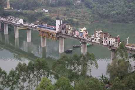 Mặc dù chỉ dài 400m nhưng một cây cầu bắc qua sông Lixiang (Trùng Khánh, Trung Quốc) lại thu hút rất nhiều du khách tới đây để trải nghiệm cùng lúc lối kiến trúc phương Đông và phương Tây. (Nguồn: CCTVNews)