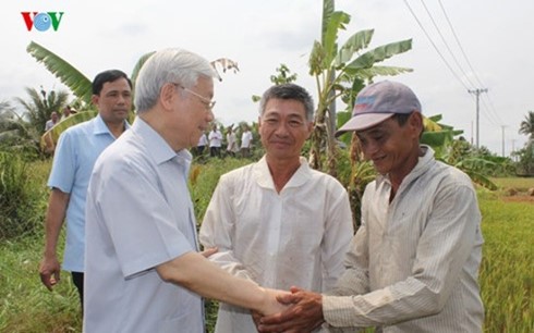 Tổng bí thư Nguyễn Phú Trọng thăm hỏi, động viên nông dân tại Bến Tre. 