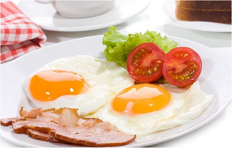 Trứng: Lòng đỏ trứng có chứa chất béo bão hòa và có hàm lượng axit arachidonic cao có thể dẫn đến sự sản sinh của nội tiết tố prostaglandin gây viêm và đau đớn cho cơ thể.