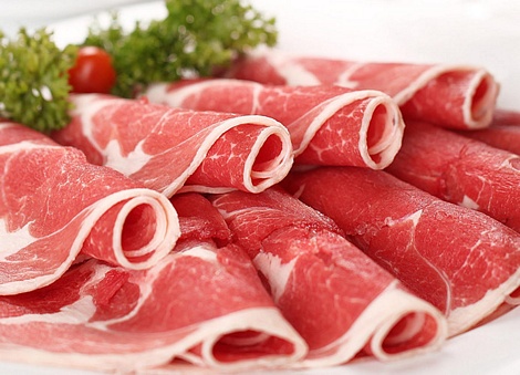 Các loại thịt đỏ và thịt được chế biến sẵn: Đồ ăn chế biến sẵn được liệt kê trong danh mục sản phẩm glycat hóa bền vững chứa nhiều chất độc hại gây viêm và các bệnh khác cho cơ thể. Chất polisacarit trong thịt đỏ có thể làm trầm trọng triệu chứng viêm toàn thân và tăng nguy cơ mắc bệnh ung thư.