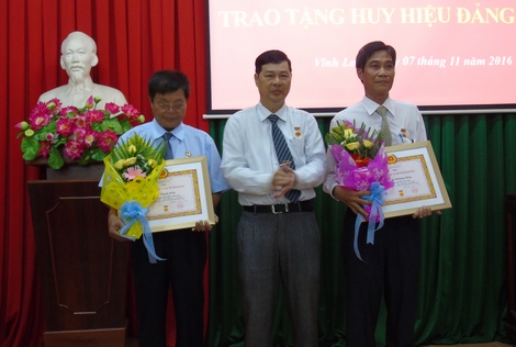 Ông Trần Văn Bạch- Quyền Bí thư Đảng ủy Khối Các cơ quan tỉnh trao tặng Huy hiệu 30 năm tuổi Đảng cho các đảng viên.