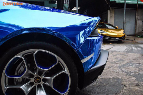 Trong đó, chiếc siêu xe Lamborghini Huracan LP610-4 nguyên bản có màu xanh cốm trị giá khaongr 13 tỷ đồng đã được ông chủ công ty nhập khẩu siêu xe quận 5 khoác áo mới màu xanh crôm nổi bật thuộc hàng độc tại Việt Nam hiện nay.