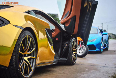 Điểm nhấn trên bộ áo vàng crôm phong cách Dubai này là các chi tiết như cản va trước, hốc gió bên hông và đuôi xe sử dụng chất liệu sợi carbon cao cấp. Ngoài ra, chiếc McLaren 570S còn được trang trí tông màu vàng crôm ở các vành la-zăng khá lạ mắt.