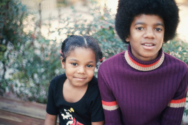 Đây là bức ảnh của Michael và cô em gái Janet Jackson 6 tuổi – người sau này cũng trở thành một biểu tượng văn hóa đại chúng và là một ca sĩ tài năng. Hai anh em Michael Jackson luôn giữ mối quan hệ thân thiết với nhau trong suốt cuộc đời “ông hoàng nhạc Pop”.