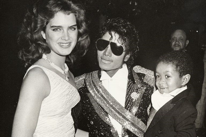 Michael đưa Brooke Shields và người bạn nhỏ Emmanuel Lewis tới lễ trao giải Grammy lần thứ 26 vào năm 1984. Tại đây, ca khúc “Thriller” đã “càn quét” qua các hạng mục và mang về cho “ông hoàng nhạc Pop” 8 giải Grammy chỉ trong một buổi tối.