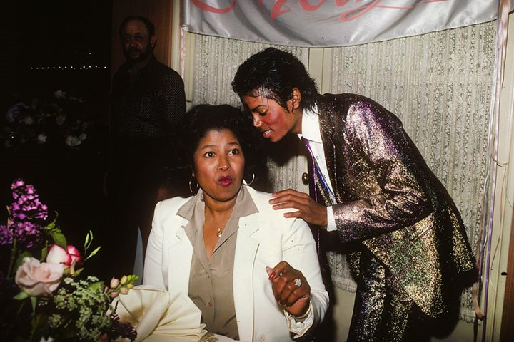 Michael bất ngờ xuất hiện trong bữa tiệc sinh nhật người phụ nữ quan trọng nhất cuộc đời ông – mẹ ông, bà Katherine.