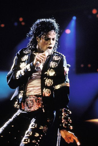 “Bad World Tour” là tour diễn solo đầu tiên của Michael Jackson đi qua 15 quốc gia trong vòng 16 tháng. Đây là tour diễn vô cùng thành công của “ông hoàng nhạc Pop” và được ghi vào Sách Kỷ lục Guinness là tour lưu diễn có quy mô lớn nhất lịch sử vào thời điểm đó.