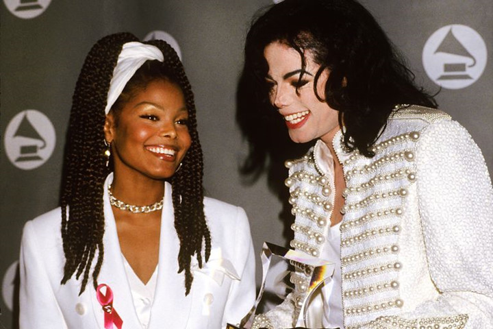 Bức ảnh xúc động của anh em Michael Jackson và Janet Jackson trong lễ trao giải Grammy thường niên lần thứ 35.